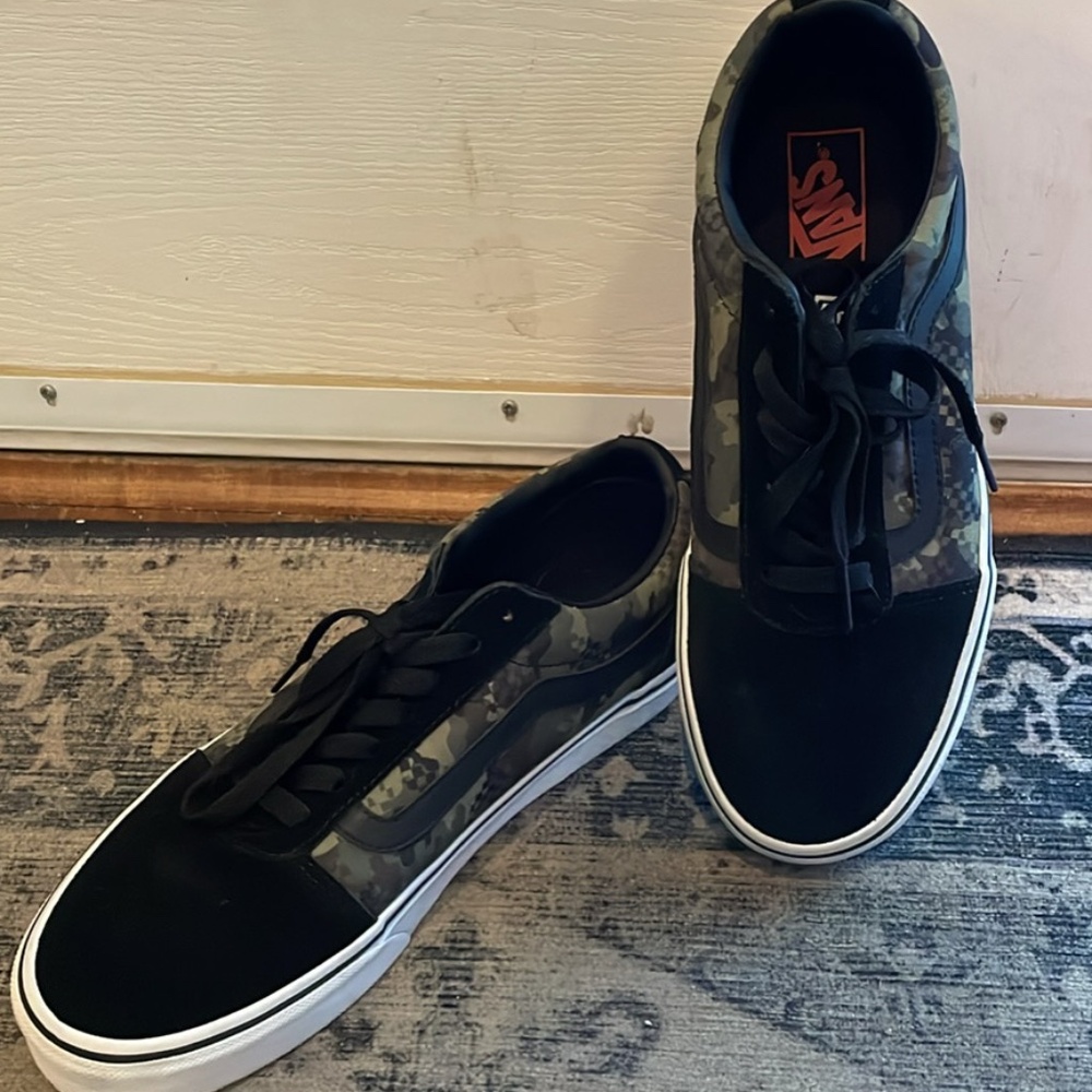 *LIKE NEW* Camouflage Vans Sneakers